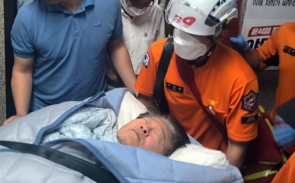 단식 중이던 더불어민주당 이재명 대표가 18일 건강이 악화돼 국회에서 병원으로 후송되고 있다. (사진=연합뉴스)