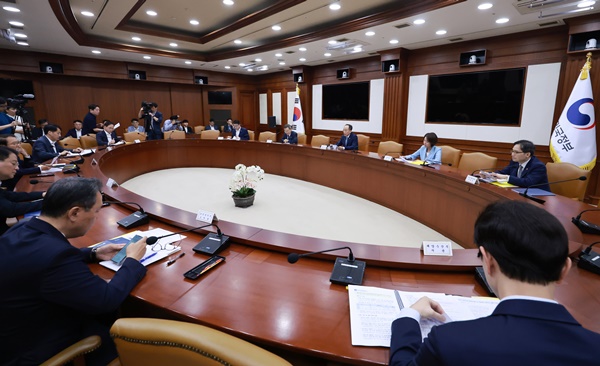 18일 정부서울청사에서 비상경제장관회의 겸 수출투자대책회의가 열리고 있다. (사진=연합뉴스)