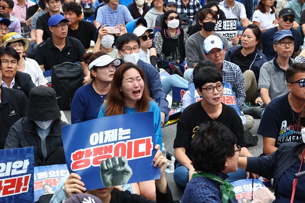 더불어민주당 이재명 대표 체포동의안이 가결된 21일 오후 서울 영등포구 국회 앞에서 이 대표 지지자들이 탄식하고 있다. (사진=연합뉴스)