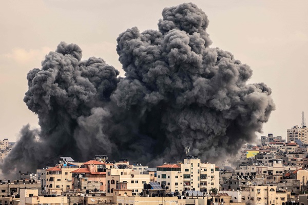 팔레스타인 무장정파 하마스와 이스라엘군 간 무력충돌 발생 사흘째인 9일(현지시간) 가자지구에서 검은 연기가 치솟고 있다. (사진=AFP)