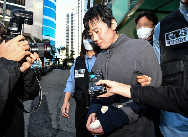 신당역 살해 피의자 전주환이 지난해 9월 21일 남대문경찰서에서 검찰로 이송되고 있다. (사진=연합뉴스)