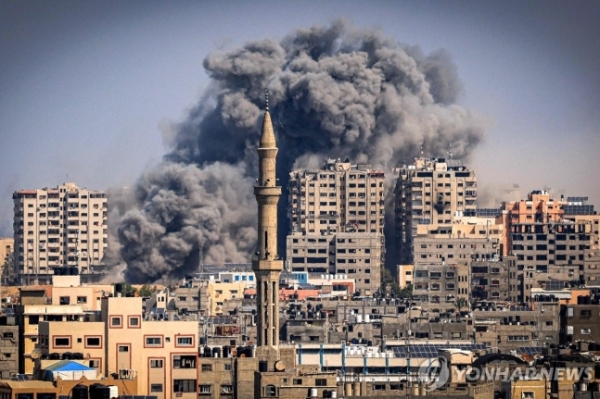 12일(현지시간) 가자지구에서 이스라엘의 공습으로 연기가 치솟고 있다. (사진=연합뉴스)
