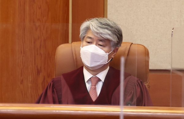 이종석 헌법재판소 재판관이 지난 3월 서울 종로구 헌법재판소에서 열린 검수완박입법에 대한 권한쟁의심판 선고를 위해 대심판정에 입장해 자리에 앉아있다. (사진=연합뉴스)