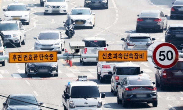경기 수원시 한 도로에 설치된 후면 번호단 단속카메라 (사진=연합뉴스)