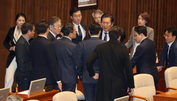 9일 국회 본회의에서 이재명 더불어민주당 대표와 의원들이 대화하고 있다. (사진=연합뉴스)