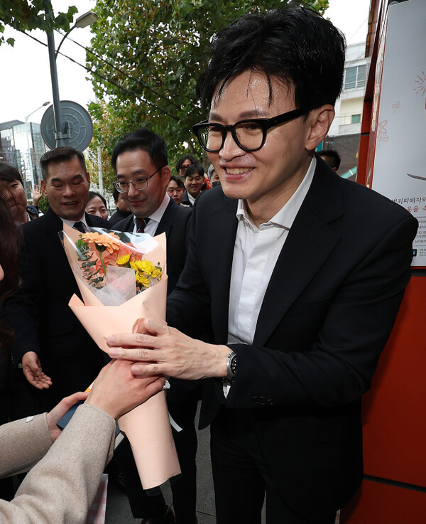 한동훈 법무부장관이 17일 대구 스마일센터 방문 중 한 시민에게 꽃다발을 받고 있다. (사진=연합뉴스)