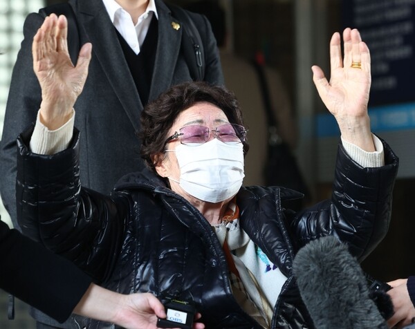 이용수 할머니가 23일 항소심에서 승소한 뒤 손을 들며 기뻐하고 있다. (사진=연합뉴스)