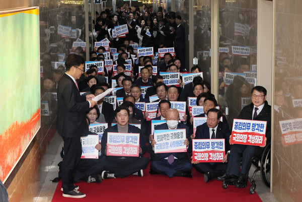국민의힘 의원들이 30일 국회의장실 앞에서 연좌농성을 하고 있다. (사진=연합뉴스)