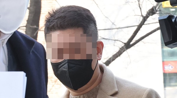 사업가 강종현 씨가 지난 2월 횡령·배임 의혹 영장심사를 받기 위해 서울남부지법에 들어가고 있다. (사진=연합뉴스)