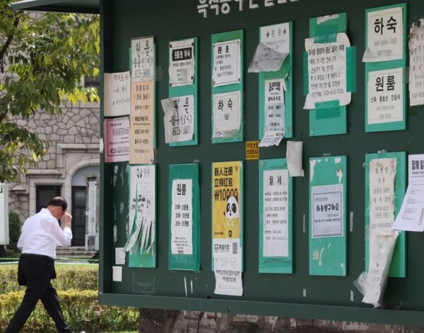서울 시내 한 대학가에 원룸 세입자를 구하는 전단지가 붙어 있다.(사진=연합뉴스)