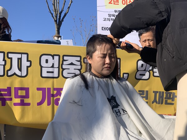 12일 오후 국회의사당 앞에서 김은진(44)씨가 양육비 이행 절차 간소화와 양육비 미지급자 엄중처벌을 요구하며 삭발 시위를 진행했다. (사진=법률방송)
