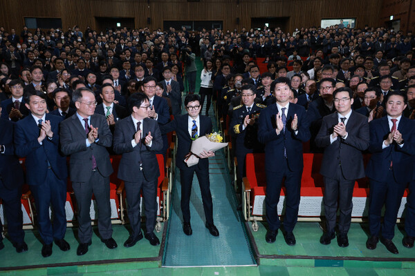 한동훈 법무부 장관이 21일 열린 이임식에서 직원들과 기념 촬영을 하고 있다. (사진=연합뉴스)