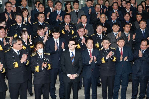 한동훈 법무부 장관이 21일 이임식을 마치고 직원들과 기념 촬영하고 있다. (사진=연합뉴스)