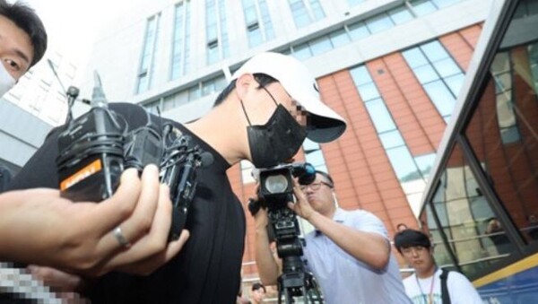 '압구정 롤스로이스' 가해자 신모씨가 지난 8월 18일 오전 서울강남경찰서에서 중앙지검으로 송치되고 있다. (사진=연합뉴스)