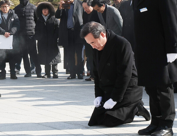 더불어민주당 이낙연 전 대표가 7일 광주 국립 5·18 민주묘지를 찾아 참배하고 있다.(사진=연합뉴스)