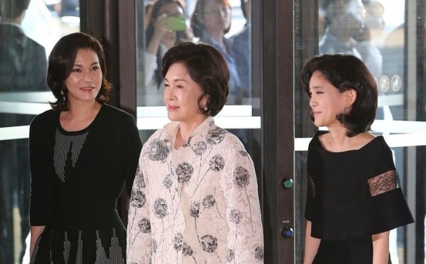 (왼쪽부터) 이서현 삼성복지재단 이사장, 홍라희 여사, 이부진 호텔신라 사장 (사진=연합뉴스)