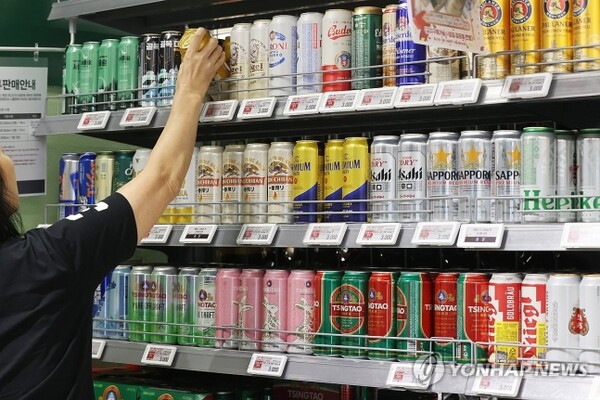 지난해 일본맥주가 5년 만에 수입맥주 1위를 차지했습니다. 한 대형마트의 맥주 코너. (사진=연합뉴스)