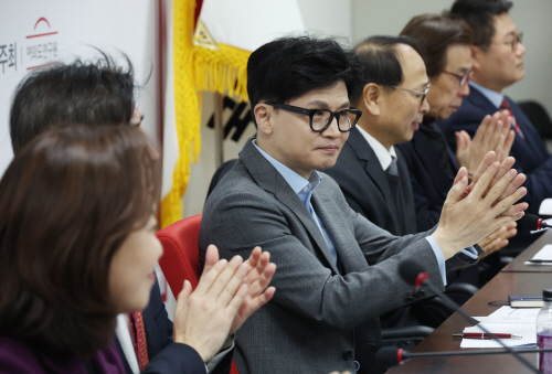 한동훈 국민의힘 비대위원장이 지난 25일 정치개혁 관련 긴급좌담회에서 박수 치는 모습 (사진=연합뉴스)