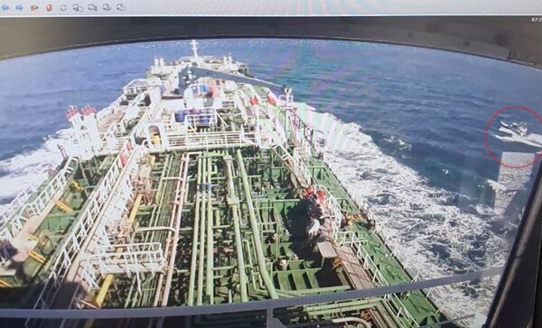 2021년 CCTV에 한국케미호가 이란에 나포된 후 이란항을 향해 가는 장면이 찍힌 모습. (사진=연합뉴스)