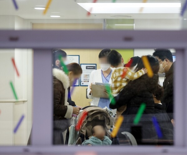 '빅5' 병원의 전공의들이 집단으로 사직서를 제출하기로 한 가운데 19일 서울의 한 대학병원 어린이병원에서 의료진이 환자의 부모들에게 설명을 하고 있다. (사진=연합뉴스)