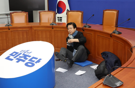 노웅래 더불어민주당 의원이 22일 서울 여의도 국회 당 대표 회의실에서 농성을 벌이고 있다. (사진=연합뉴스)