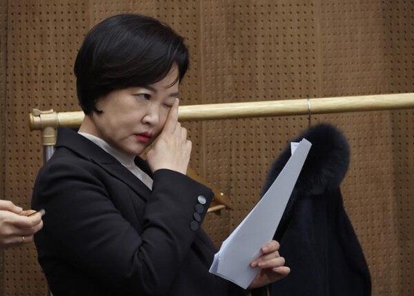 이수진 더불어민주당 의원이 22일 오후 서울 여의도 국회 소통관에서 민주당 탈당 선언을 하기 전 눈물을 훔치고 있다. (사진=연합뉴스)