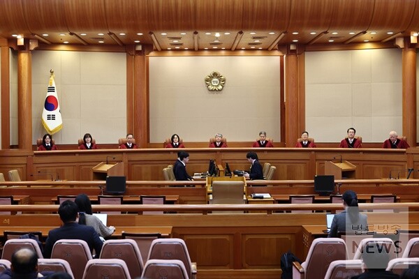 이종석 헌법재판소장을 비롯한 헌법재판관이 28일 대심판정에 자리하고 있다. (사진=연합뉴스)
