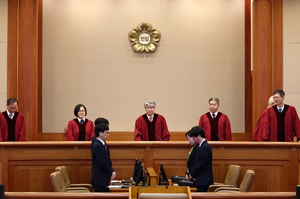 이종석 헌법재판소장을 비롯한 헌법재판관이 28일 대심판정에 들어서고 있다. (사진=연합뉴스)