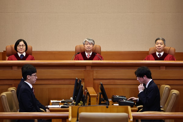 이종석 헌법재판소장을 비롯한 헌법재판관이 대심판정에 자리하고 있다. (사진=연합뉴스)
