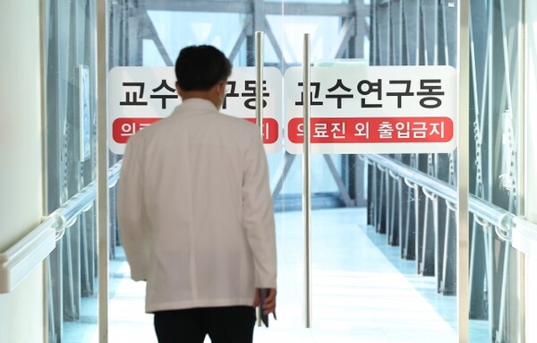 15일 서울 시내 한 대형병원에서 의료 관계자가 교수연구동으로 향하고 있다. (사진=연합뉴스)