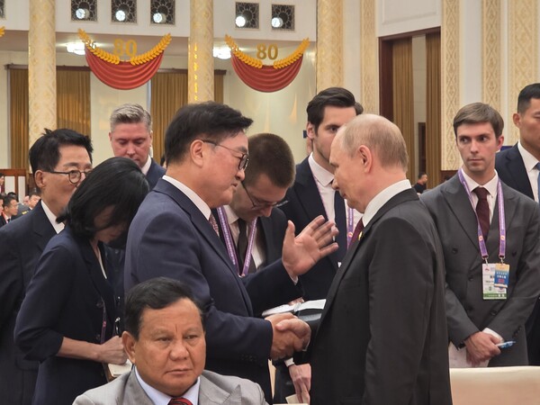 우원식 국회의장이 3일 중국 베이징에서 열린 제80주년 중국 전승절 열병식 및 환영 리셉션에서 블라디미르 푸틴 러시아 대통령과 대화하고 있다. /국회의장실 제공