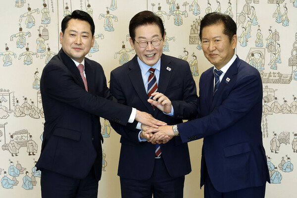 이재명 대통령이 8일 용산 대통령실에서 여야 지도부 오찬 회동에 참석한 정청래 더불어민주당 대표, 장동혁 국민의힘 대표와 기념촬영을 하고 있다. /대통령실 통신사진기자단