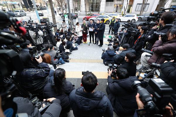김새론 유족 측 법무법인 부유 부지석 대표 변호사가 지난 17일 서울경찰청 앞에서 연예 유튜버 이진호 씨에 대한 고소 기자회견을 열고 있다. /연합뉴스 