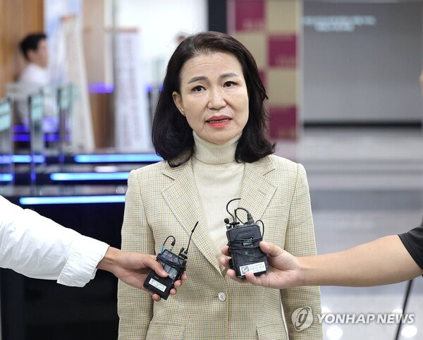 이진숙 전 방송통신위원장이 1일 서울 종로구 헌법재판소에서 방송미디어통신위원회 설치법에 대한 헌법소원심판 청구서를 제출한 뒤 발언하고 있다. /연합뉴스