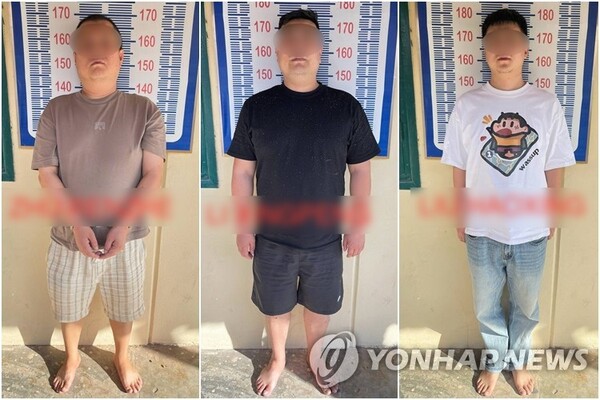 '온라인 스캠' 범죄조직과 전쟁에 나선 캄보디아 당국 합동단속반이 지난 8월 캄폿주에서 펼친 단속 작전에서 체포한 중국인들을 현지 크메르타임스가 보도했다. 이들 중국인 3명은 지난 8월 한국인 대학생이 캄보디아에서 고문당한 뒤 숨진 사건을 수사한 현지 검찰에 의해 살인 혐의로 재판에 넘겨졌다. /연합뉴스