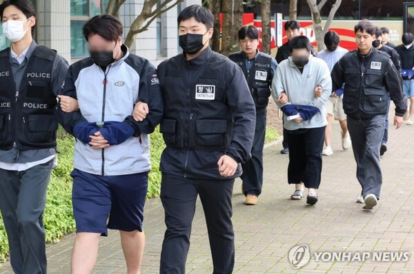 지난 20일 오후 충남경찰청에서 사기 혐의로 수사받는 캄보디아 송환 피의자들이 충남 홍성 대전지법 홍성지원에서 구속 전 피의자심문(영장실질심사)을 받기 위해 법원에 들어서고 있다./연합뉴스