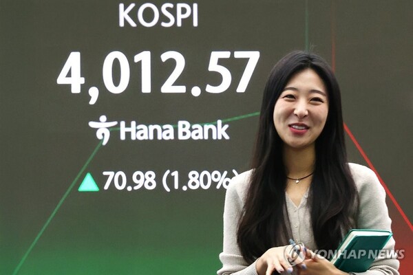 코스피가 사상 처음으로 4,000선을 돌파한 27일 서울 중구 하나은행 딜링룸에서 직원이 업무를 보고 있다. 이날 코스피는 전장보다 58.20포인트(1.48%) 오른 3,999.79로 출발해 상승폭을 키우다 사상 처음으로 4,000선을 돌파했다. /연합뉴스