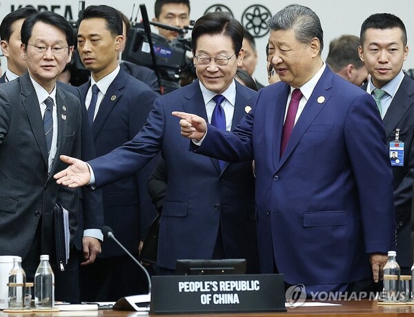 이재명 대통령이 31일 경주화백컨벤션센터(HICO)에서 열린 2025 아시아태평양경제협력체(APEC) 정상회의 제1세션에서 시진핑 중국 국가주석과 입장하고 있다. /연합뉴스