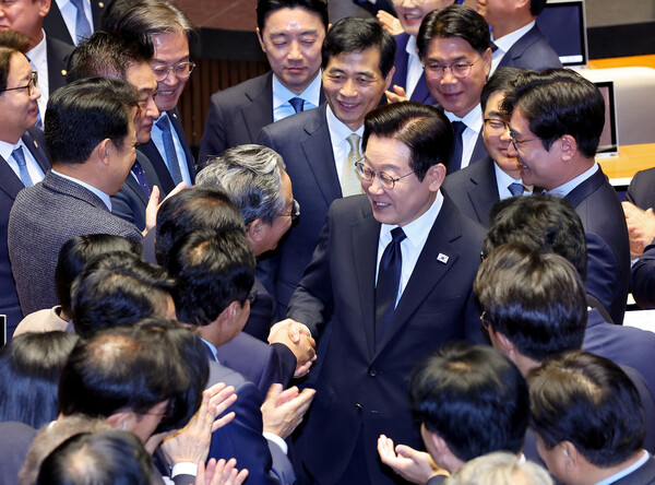 이재명 대통령이 4일 국회에서 2026년도 정부 예산안 시정연설을 마친 뒤 의원들과 인사하며 본회의장을 나서고 있다. /연합뉴스