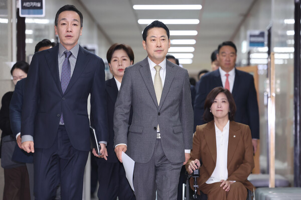 장동혁 국민의힘 대표와 김민수 최고위원, 최보윤 수석대변인이 6일 서울 여의도 국회에서 열린 최고위원회의에 참석하고 있다. /연합뉴스