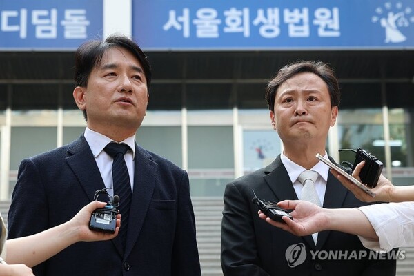 티몬과 위메프의 회생절차 개시 결정이 내려진 2024년 9월10일 오후 서울 서초구 서울회생법원에서 류화현 위메프 대표(왼쪽)와 류광진 티몬 대표가 취재진 질문에 답하고 있다./연합뉴스