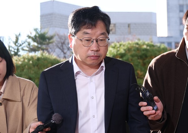 노만석 검찰총장 직무대행이 10일 서울 대검찰청으로 출근하며 취재진의 질문을 받고 있다. /연합뉴스