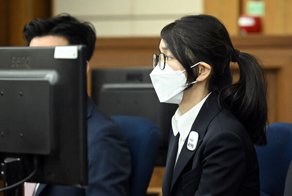 도이치모터스 주가조작 혐의와 통일교 금품수수 의혹 등으로 구속기소 된 김건희 여사가 지난 9월 24일 서울 서초구 서울중앙지법에서 열린 첫 재판에 출석했다. /연합뉴스