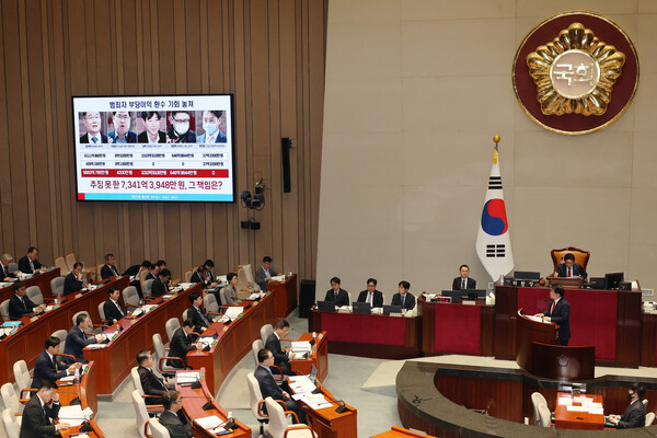 정성호 법무부 장관이 12일 국회에서 열린 예산결산특별위원회 전체회의에 출석해 대장동 사건 항소 포기 관련 배준영 국민의힘 의원의 질의를 받고 있다. /연합뉴스