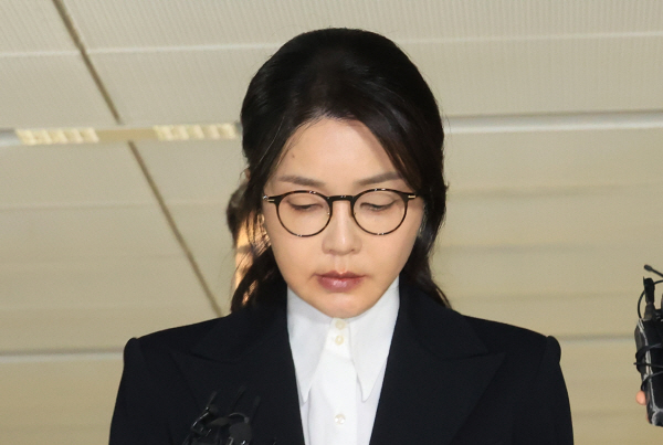 김건희 여사가 통일교 측으로부터 현안 청탁을 대가로 받은 샤넬 가방이 12일 법정에서 공개됐다. /연합뉴스