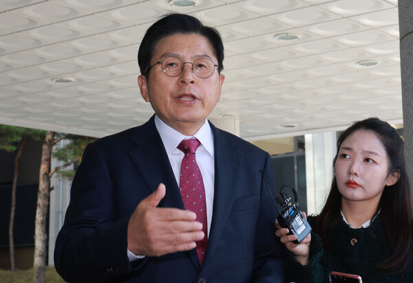 내란 선전·선동 혐의를 받는 황교안 전 국무총리가 지난 12일 서울 서초구 서울고등검찰청에 마련된 내란 특검 사무실로 체포되며 입장을 밝히고 있다. /연합뉴스