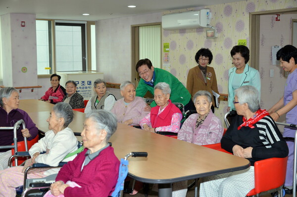 지난 2015년 설맞이 요양원을 찾은 이재명 당시 성남시장 /성남시 자료