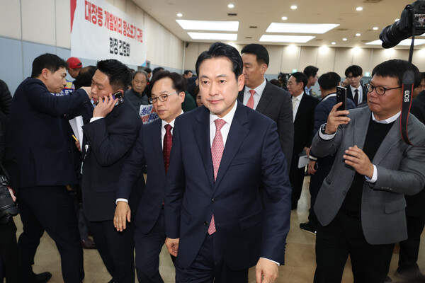 장동혁 국민의힘 대표가 14일 성남시 분당구 성남도시개발공사에서 열린 '대장동 개발 비리 항소 포기 규탄 현장간담회'를 마친 뒤 대장동 기반시설 건설 현장으로 향하고 있다. /연합뉴스