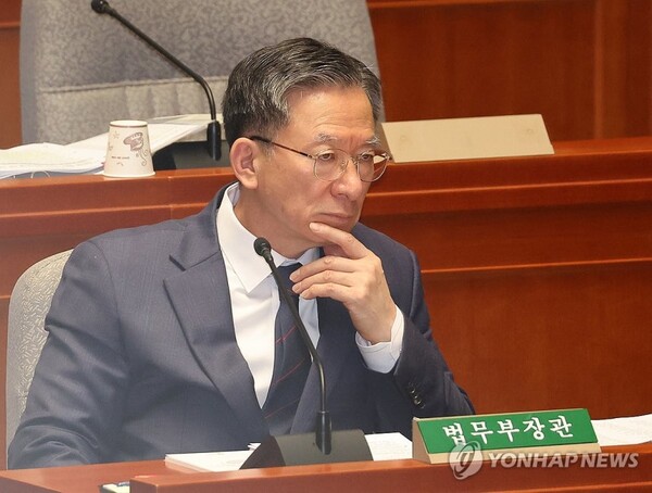 정성호 법무부 장관이 13일 국회에서 열린 예산결산특별위원회 전체회의에 출석해 있다. /연합뉴스