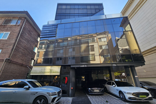 검찰의 대장동 사건 항소 포기로 불법 수익 환수 가능성에 대한 논란이 커지는 가운데 대장동 민간업자 남욱 변호사가 최근 1심에서 추징금이 부과되지 않자 검찰에 추징보전 해제를 요구한 서울 강남구 빌딩의 17일 모습. 추징보전이란 범죄로 얻은 것으로 의심되는 수익을 임의로 처분하지 못하도록 피고인의 확정판결 전까지 동결하는 절차로, 검찰은 앞서 대장동 수사 과정에서 남 변호사를 비롯해 대장동 민간업자 재산 약 2,070억원을 추징보전했다. /연합뉴스